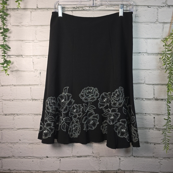 HEART SOUL BLACK FLARED SWING SKIRT WITH WHITE EMBROIDERED FLOWERS SIAZE 1 - Picture 3 of 5